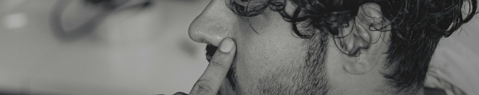 Mann in Gedanken versunken, die Hand am Kinn