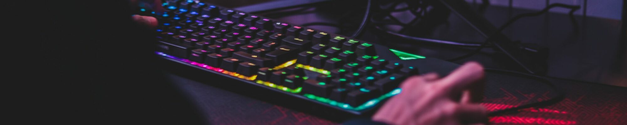 Bunt beleuchtete Gaming-Tastatur im Halbdunkel