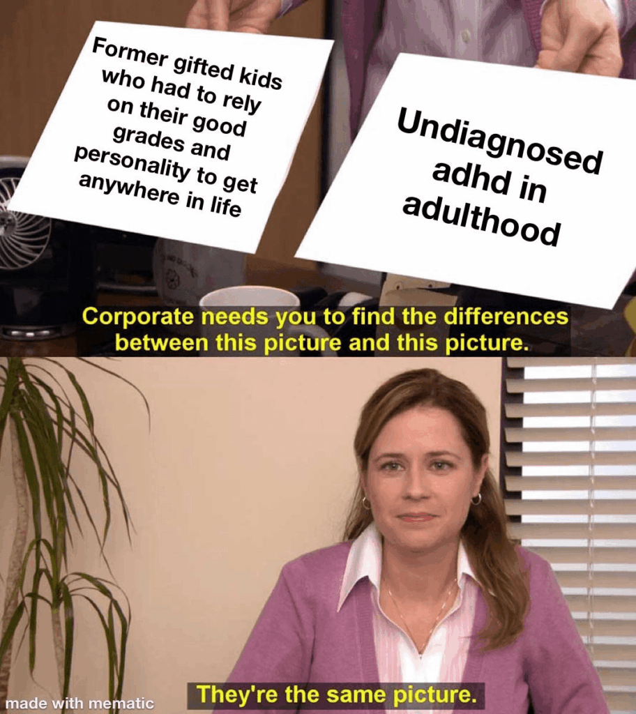 ADHS-Meme aus The Office: Zwei Zettel mit «Ehemals hochbegabte Kinder, die mit guten Noten und Charme durchkamen» und «Undiagnostiziertes ADHS im Erwachsenenalter» – «Das ist dasselbe Bild».