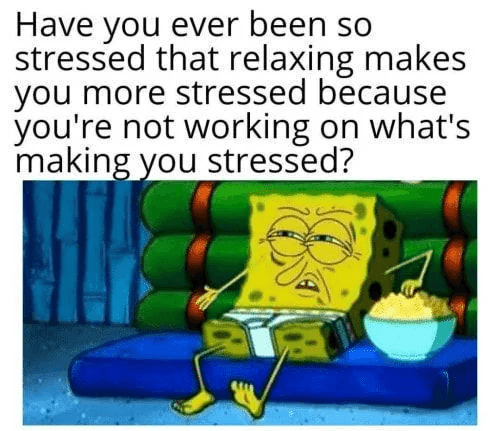 ADHS-Meme mit SpongeBob, angespannt auf dem Sofa: So gestresst zu sein, dass Entspannen den Stress verstärkt, weil man gerade nicht an dem arbeitet, was den Stress auslöst.