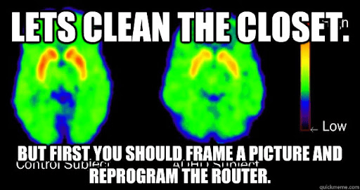 ADHS-Meme mit zwei Hirnscans: «Lass uns den Schrank aufräumen. Aber vorher solltest du noch ein Bild aufhängen und den Router neu einrichten.»