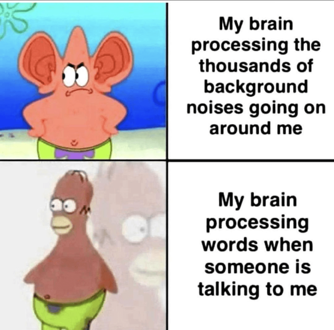 ADHS-Meme mit Patrick aus SpongeBob: oben mit riesigen Ohren beim Verarbeiten tausender Hintergrundgeräusche, unten reglos beim Verarbeiten der Worte des Gegenübers.