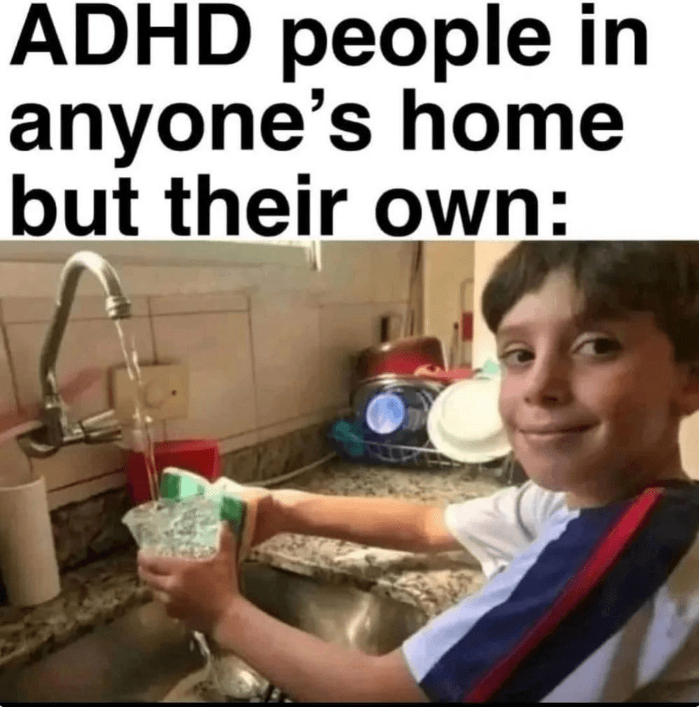 ADHS-Meme: Ein Kind wäscht sichtlich zufrieden Geschirr – so verhalten sich Menschen mit ADHS in jeder Wohnung ausser der eigenen.