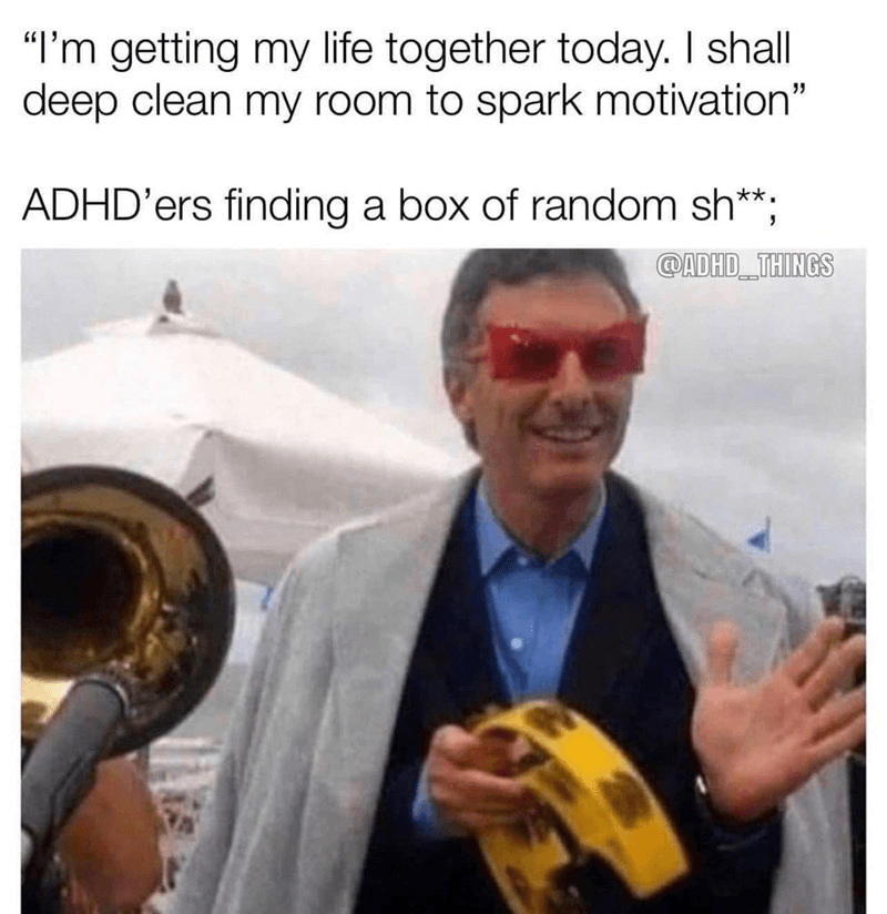 ADHS-Meme: Der Vorsatz, mit einer Grundreinigung des Zimmers Motivation zu wecken – und dann findet man eine Kiste mit altem Kram und feiert.