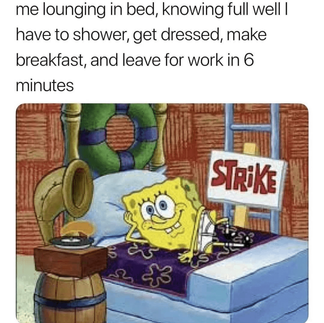ADHS-Meme mit SpongeBob im Bett neben einem Streikschild: Man bleibt liegen, obwohl man in sechs Minuten geduscht, angezogen, gefrühstückt und unterwegs zur Arbeit sein müsste.