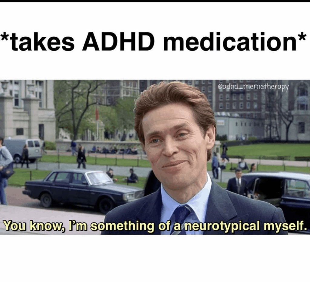 ADHS-Meme mit Willem Dafoe, zufrieden lächelnd: Nach der Einnahme der ADHS-Medikation – «Ich bin selbst so etwas wie neurotypisch.»