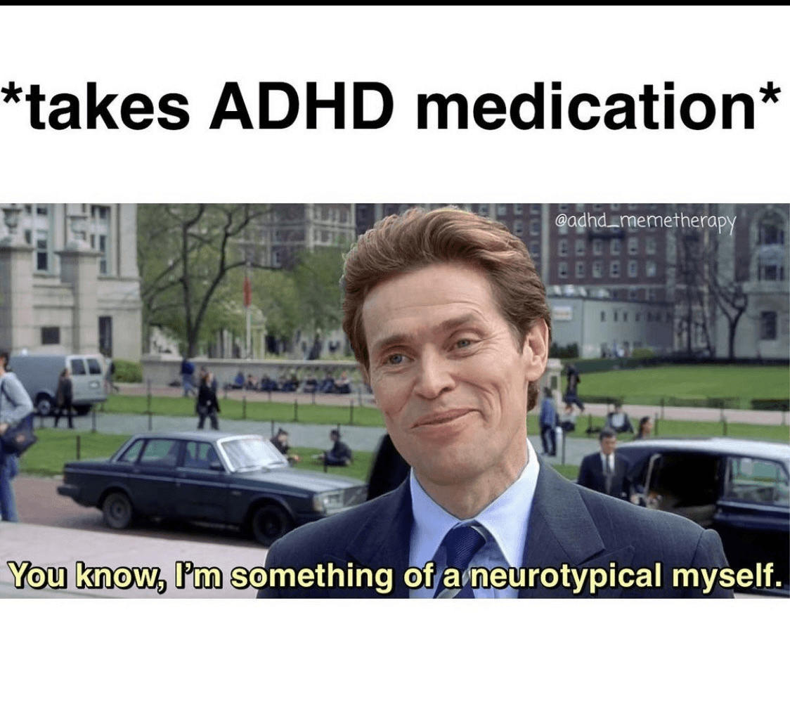 ADHS-Meme mit Willem Dafoe, zufrieden lächelnd: Nach der Einnahme der ADHS-Medikation – «Ich bin selbst so etwas wie neurotypisch.»