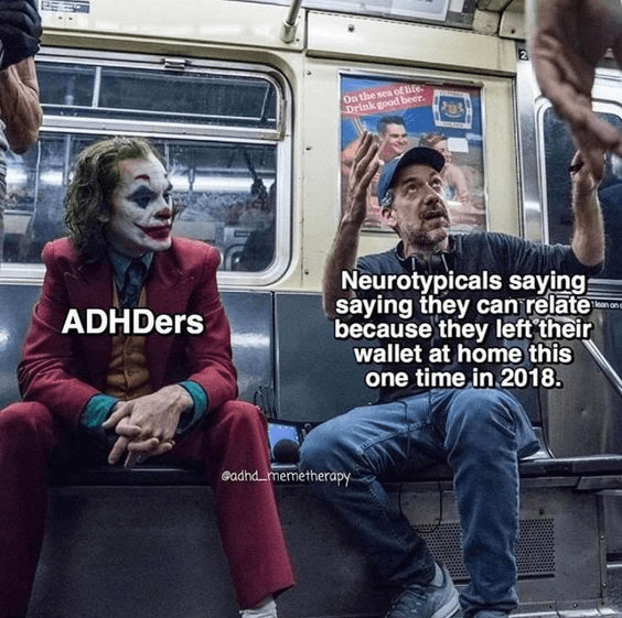 ADHS-Meme: Eine ruhig sitzende Figur mit der Beschriftung «Menschen mit ADHS», daneben jemand, der gestikulierend erklärt, er könne das nachvollziehen, weil er 2018 einmal sein Portemonnaie vergessen habe.