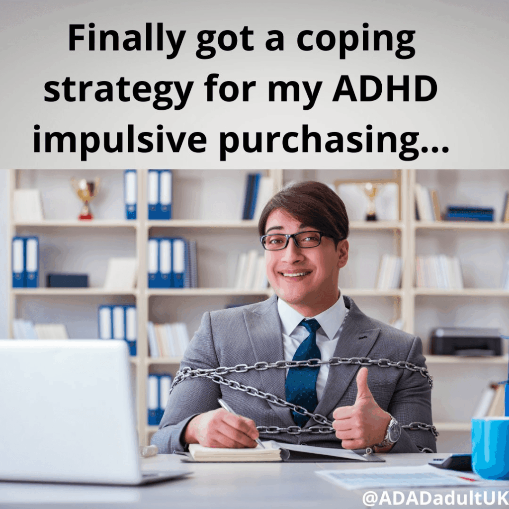 ADHS-Meme: Ein Mann sitzt lächelnd und mit Ketten an den Stuhl gefesselt am Schreibtisch – endlich eine Strategie gegen impulsive Einkäufe gefunden.