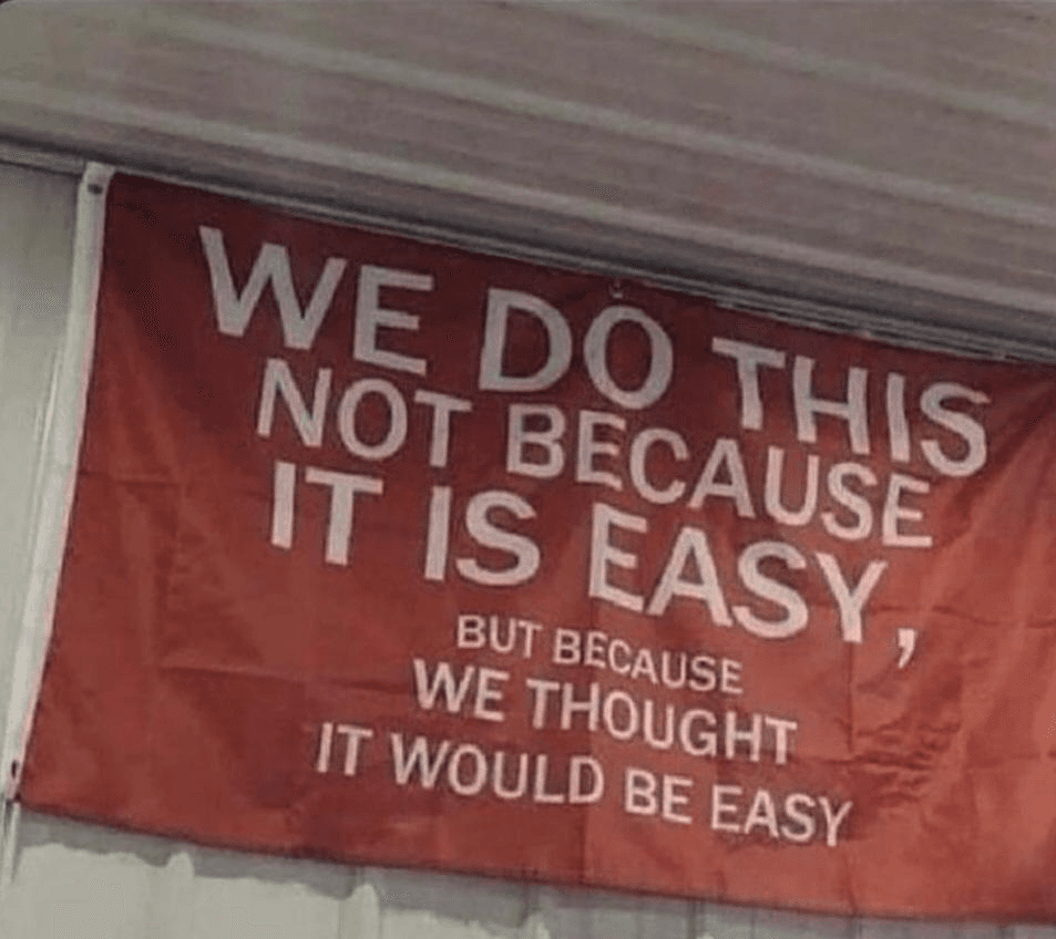 ADHS-Meme: Ein rotes Transparent mit der Aufschrift «Wir tun das nicht, weil es einfach ist, sondern weil wir dachten, es wäre einfach».